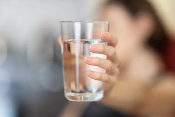 Скільки води потрібно пити для роботи мозку: наукова відповідь