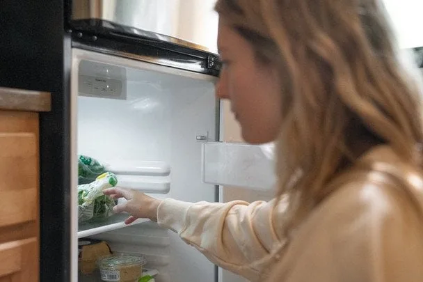 Які продукти не слід класти у холодильник: поради щодо правильного зберігання