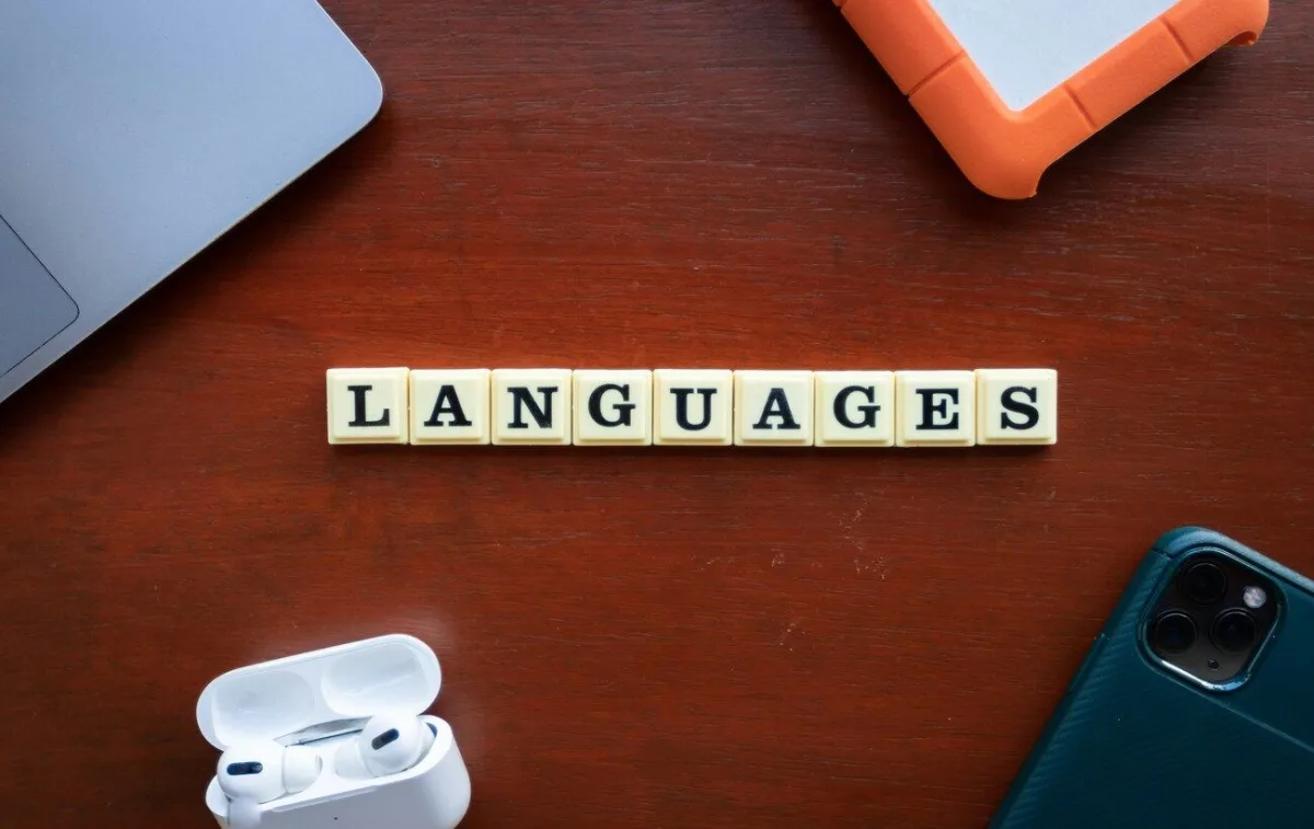 ШІ навчився створювати нові мови: як працює ConlangCrafter у 2026