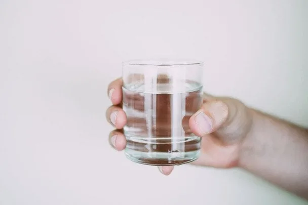 Коли пити теплу воду: користь, миси та рекомендації фахівців