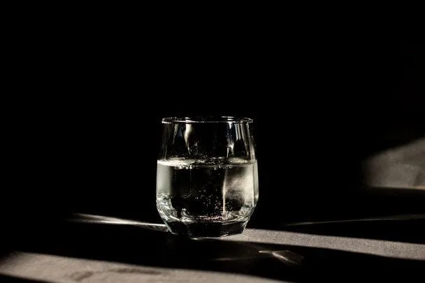 Чи можна пити воду, яка простояла всю ніч: повний посібник