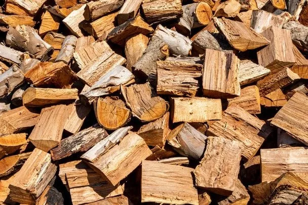 Скільки дров потрібно для опалення будинку: розрахунок на зиму