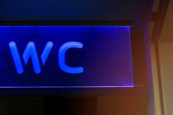WC на дверях туалету: історія та значення абревіатури