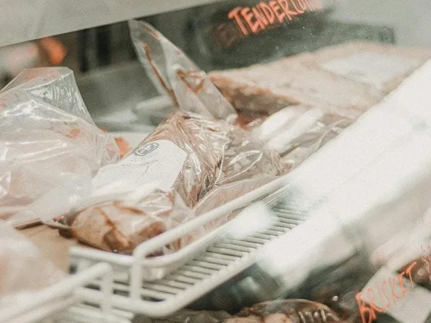 Як правильно розкладати продукти в морозилці: просте керівництво