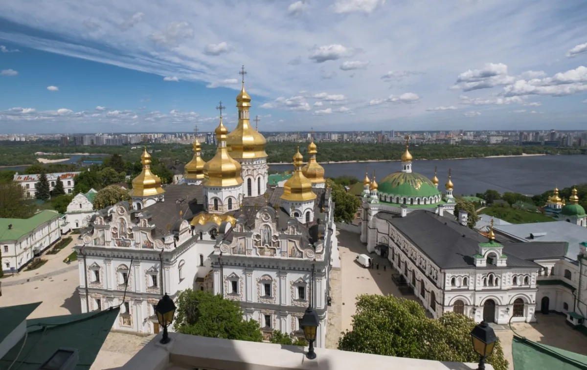 Дальні печери Київської лаври: коли відкриті та як відвідати у 2026