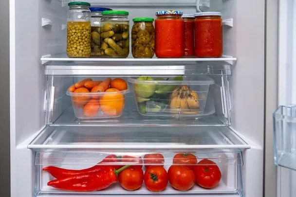 Як правильно розкласти продукти у холодильнику: покроковий посібник
