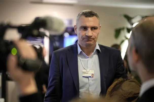 Безпілотник упав на дорогу в Києві: що сталося