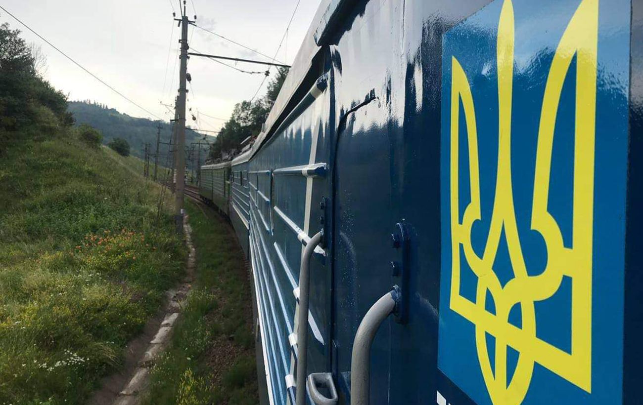 Поїзди УЗ масово запізнюються на години: які рейси найбільше затримуються