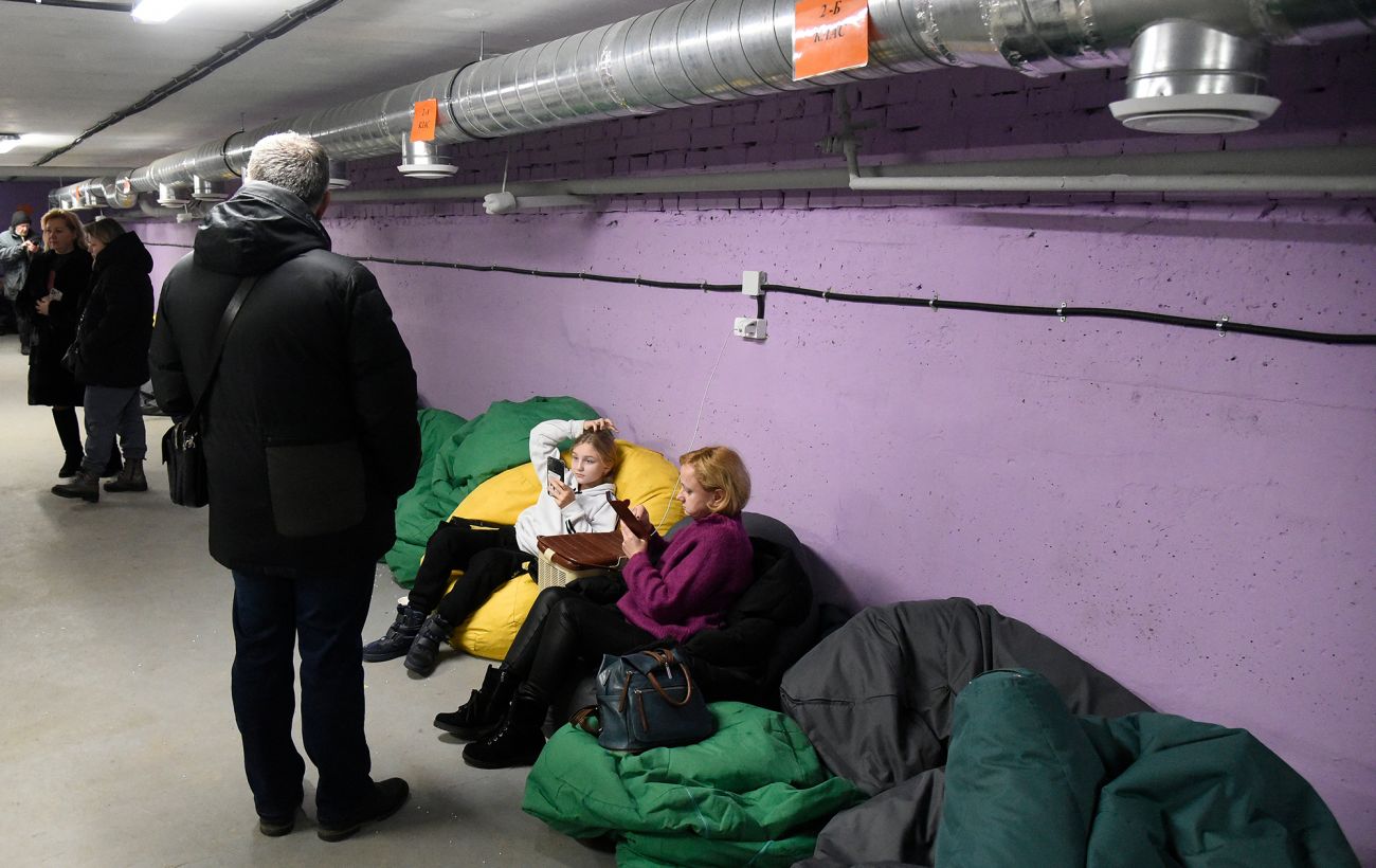 Відсутність зв'язку тисне на психіку: кияни вимагають інтернету в укриттях