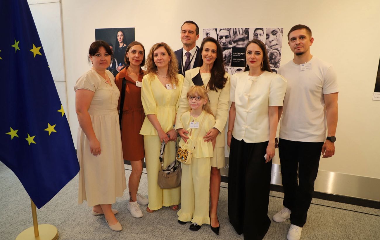 Портрети війни: проєкт про відновлення облич українців після поранень представили у Брюсселі